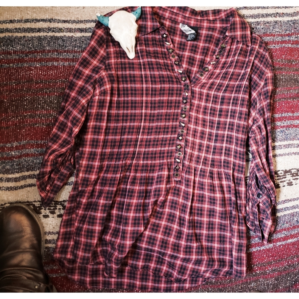 "BKE" PLAID STUDDED BUTTON UP - RED